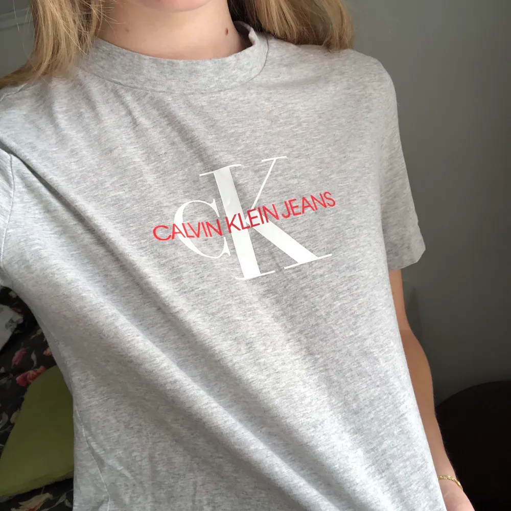 Grå croppad T-shirt från Calvin Klein storlek M, enligt mig snarare en S! Köpt förra våren från Zalando men har inte använt den lika mkt som jag önskar. Möts upp i Stockholm C (kan ev skickas) Skriv vid intresse!🥰😍. T-shirts.