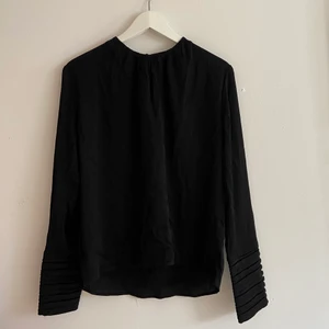 Superfin Zara blus🌻🌻 - Helt oanvänd Zara blus i strl XS!! Passar till allt  men perfekt till finare tillfällen!!❤️ frakt står köparen för ( runt 50 kr🌟)