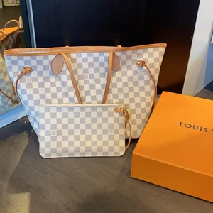 Neverfull MM  - Louis Vuitton Neverfull MM. Köpte i augusti 2019 från LV butiken på Palma och den är sparsamt använd. Inga defekter alls förutom någon fläck på insidan. Inga fläckar eller slitningar syns på väskans utsida. Clutchen kommer med och den är i helt nytt skick. Väskan kostar 14 000kr som ny och jag startar budgivningen på 6000kr. Kvitto finns att ta kort på. Högsta bud 10 000kr