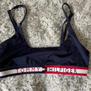 Tommy Hilfiger topp - Skitnsygg ÄKTA Tommy Hilfiger topp/bh i en söt marinblå färg som var en favorit.                                                                                              Säljes pga att den ej passar längre                                                      Passar Xs-S                                                                               Justerbara band!                                                                        Nypris:400kr
