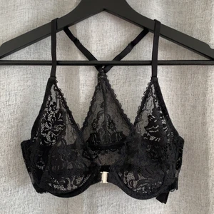 Bh - Bh med knapp i fram. Använd. Säljs i befintligt skick. 