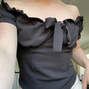 Topp  - Gullig topp från nelly.com i storlek xs. Aldrig använd☺️