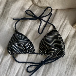 Bikini - Bikiniöverdel med guldiga ränder i storlek 34. Budgivning om flera är intresserade. Köparen står för frakten. 