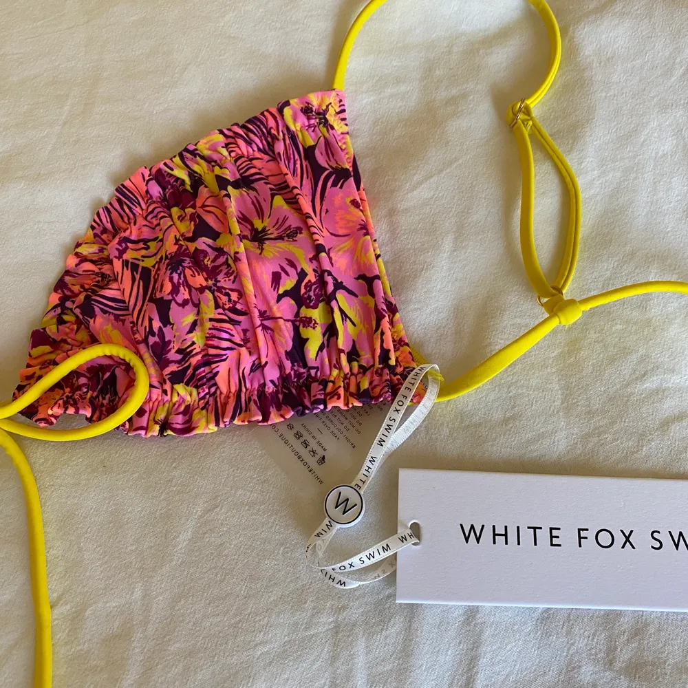 Helt ny bikinitopp från Whitefox i storlek M. Endast testad, säljer pga för liten. Passar en S/M. Nypris 319kr.. Övrigt.