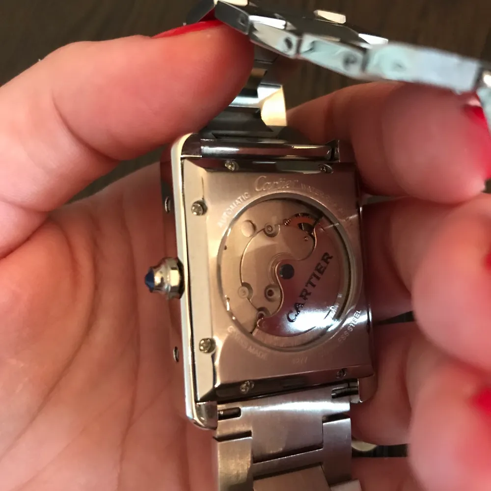Säljer en helt ny Cartier klocka. Spårbar frakt ingår i priset. Storlek 39mm. Accessoarer.
