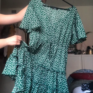 Somrigklänning - Klänningen är från shein men köpt av en här på plick. Jag använder den ej därför vill jag hitta en ny ägare till denna fina klänning! Det är budgivning: budet ligger på 160kr just nu! Budgivningen avslutas idag 