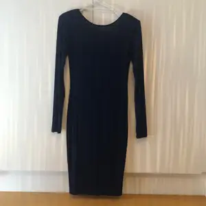 Säljer en blå glittrig klänning som passar perfekt till en fest! Har använt den en gång på nyår. Den är XS men passar även S. 