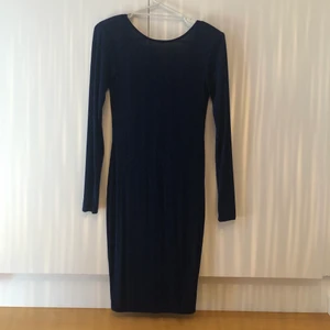 Blå glittrig festklänning  - Säljer en blå glittrig klänning som passar perfekt till en fest! Har använt den en gång på nyår. Den är XS men passar även S. 