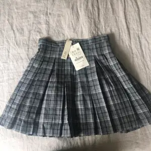 Söt kjol som inte har använts alls (bara testad!) Den är för liten för mig så säljer vidare💖 Säljer för 250 inkl frakt💖
