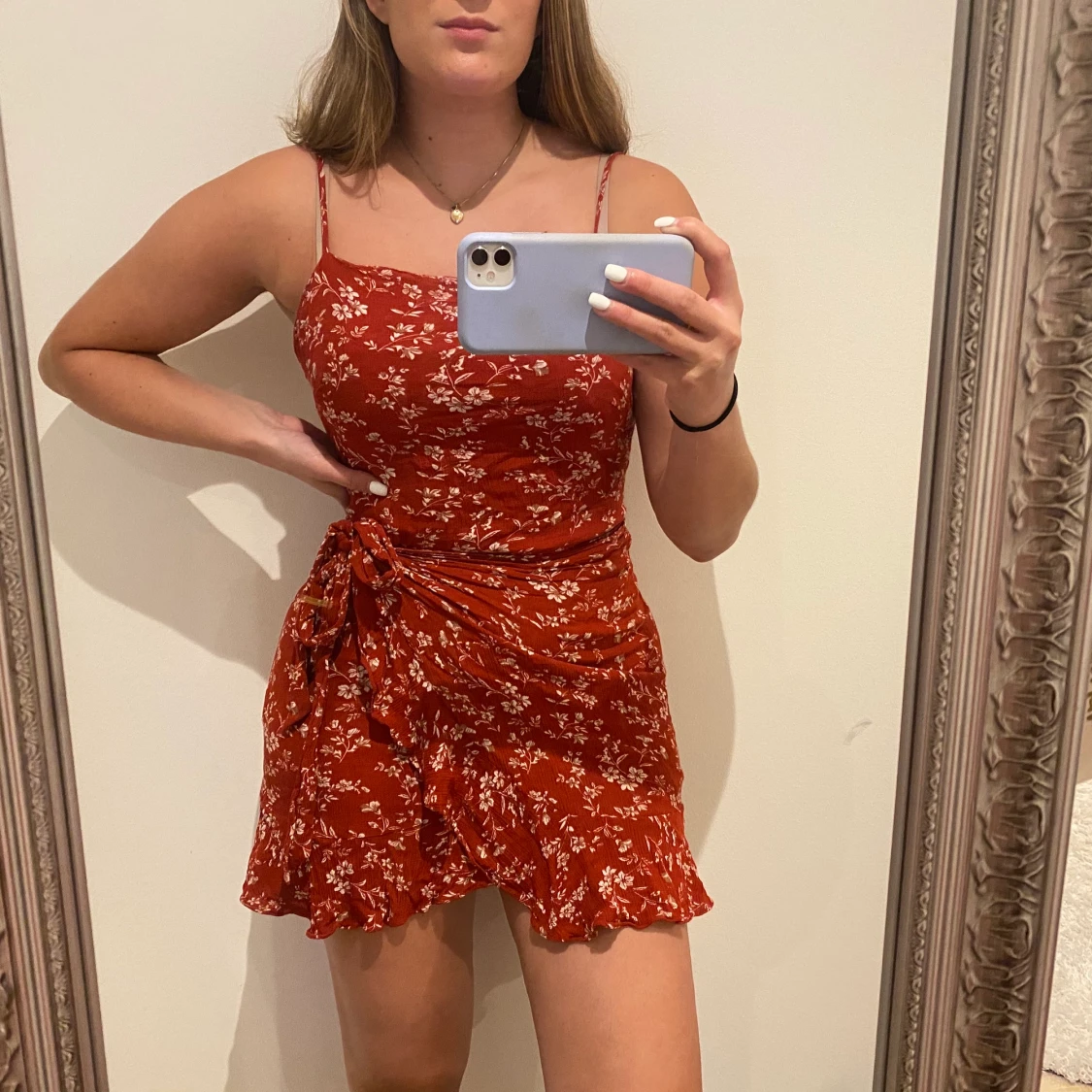 Blommig omlott klänning