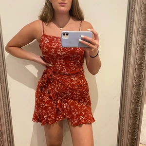 Blommig omlott klänning - En blommig röd & vit omlott klänning. Supersöt. Inte kommit till användning. 