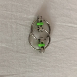 Bike Chain - Den är grön är lätt att hålla på med och låter inte så mycket. Är lätt att använda. Frakten är 15 kr. ❤️❤️❤️😊😊😊