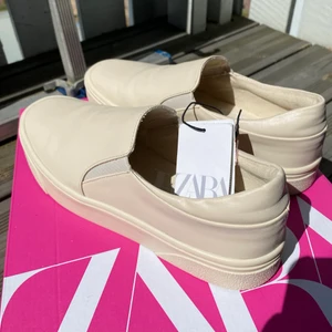 Skor - Helt nya skor från zara med prislapp kvar. Aldrig använda eftersom dom var för stora❤️ frakt tillkommer 