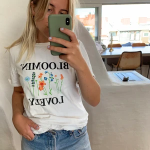 T-shirt  - Somrig T-shirt från Glamorous. Som ny! 