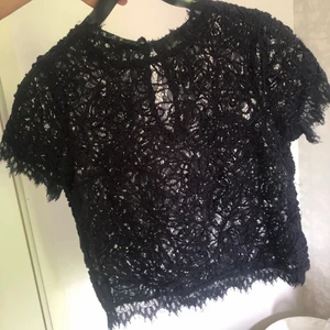 Spetstopp  - Mörkblå spets topp från Lindex i storlek xs