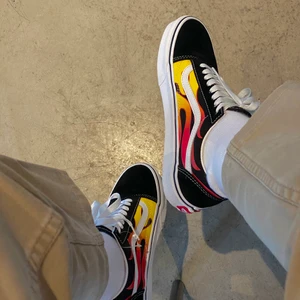 Flame Old Skool Shoes - Köpta i höstas, sparsamt använda. Inga slitningar eller liknande, ser hyfsat nya ut. Köpta i storlek 39, passar också 38. Skriv privat för bilder eller frågor 