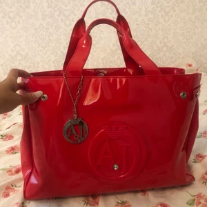 Red bag  - Mycket bra skick sommrig Armani väska, använts några gånger. Köpt för ca 130€, säljs för 700KR. Den har legat i garderoben, tänkte om någon annan har nytta utav den. Passar till stranden, picknick,till vardag med någon fin outfit. Och även till jobbet. 