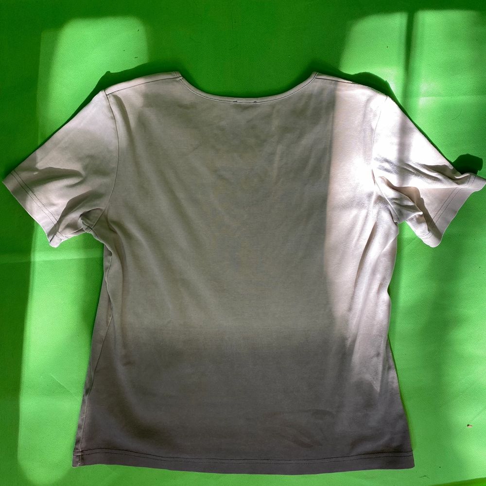 Y2k och fairycore grunge t-shirt från Gerry Weber. Ingen storlek eller materiallapp finns. Modellen använder vanligtvis storlek S och är 169cm för referens. Några linjer finns på baksidan, se bild tre. Några kristaller har lossnat, men det läggs knappt märkes till. Spårbar frakt på 66kr är inräknad i priset. Axel till axel 40cm. Arm längd 19.Byst bredd 47cm. T-shirts.