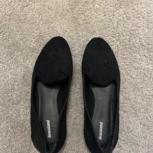 40 - Svarta ballerinaskor, använda 1 gång.