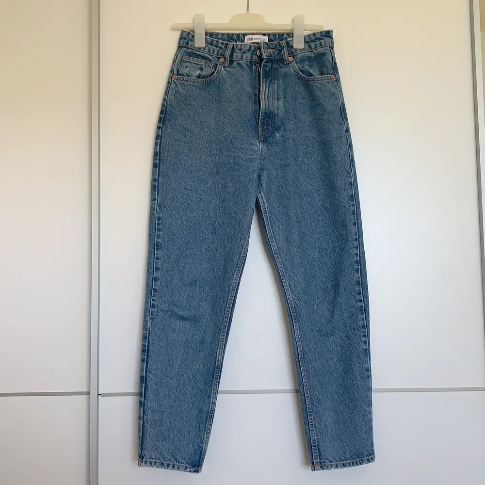 Zara mom jeans storlek 38, aldrig använda . Jeans & Byxor.