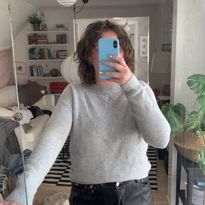 Stickad tröja, & other stories - Säljer denna snygga (och väldigt sköna) stickade tröja från & other stories då den blivit för tajt 🥺 strl xs🌸