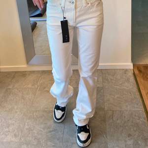 Säljer ett par helt oanvända vita raka jeans i storlek 36 (xs-s) från ett märke som heter Ouí! Lappen finns kvar och nypris e 995 kr. Frakt tillkommer, hör av er om ni undrar nåt eller e intresserade! 🦚