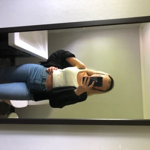 Vida byxor i från Lindex stolek 34 - Ett par snygga vida byxor ifrån Lindex i en mellan blå tvätt. Dessa sitter väldigt bra på mig men då jag är 172 upplever jag att dom blir lite för korta, men beror självklart på hur ni vill ha dom. (Se bild 3). Byxorna är använda ett fåtal gånger och är köpta slutet av förra året. Buda från 200 kr. (Köparen står för frakt)