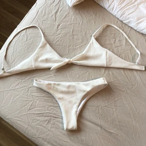 Vit bikini från Shein - Säljer en vit bikini från Shein med knytning, storlek S. Den är helt oanvänd då den inte passar mig. 🌞