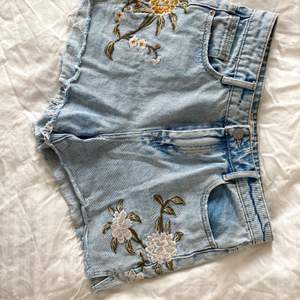 Highwaisted denim shorts with flower print, top can be bought as well!