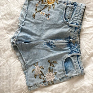 Highwaisted denim shorts with flower print - Highwaisted denim shorts with flower print, top can be bought as well!