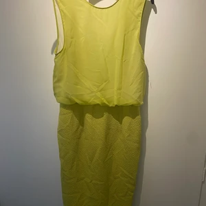 Klänning  - Senapsgul klänning från H&M i storlek 38. Sparsamt använd. 