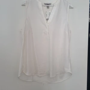 Prislapp kvar! Vitblus HM - Oanvänd med prislappen kvar. Nypris 199 :-