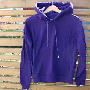 Hej!! Säljer min hoodie från Urban classics. Färgen är mörk lila, superfin!!