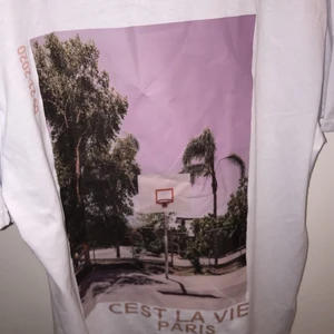 Tryck på ryggen - T-shirt som inte kommer komma till användning😫 storlek xl men perfekt nu till stranden eller oversize