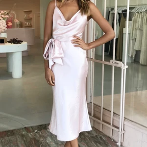 Underbar rosa klänning Filippa k  - Helt ny rosa silkes klänning från Filippa k. Dyr i inköp. 