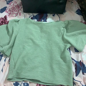 Grön topp M/S - Den passar både m och S, den är en sommar topp som är jätte bekväm :)