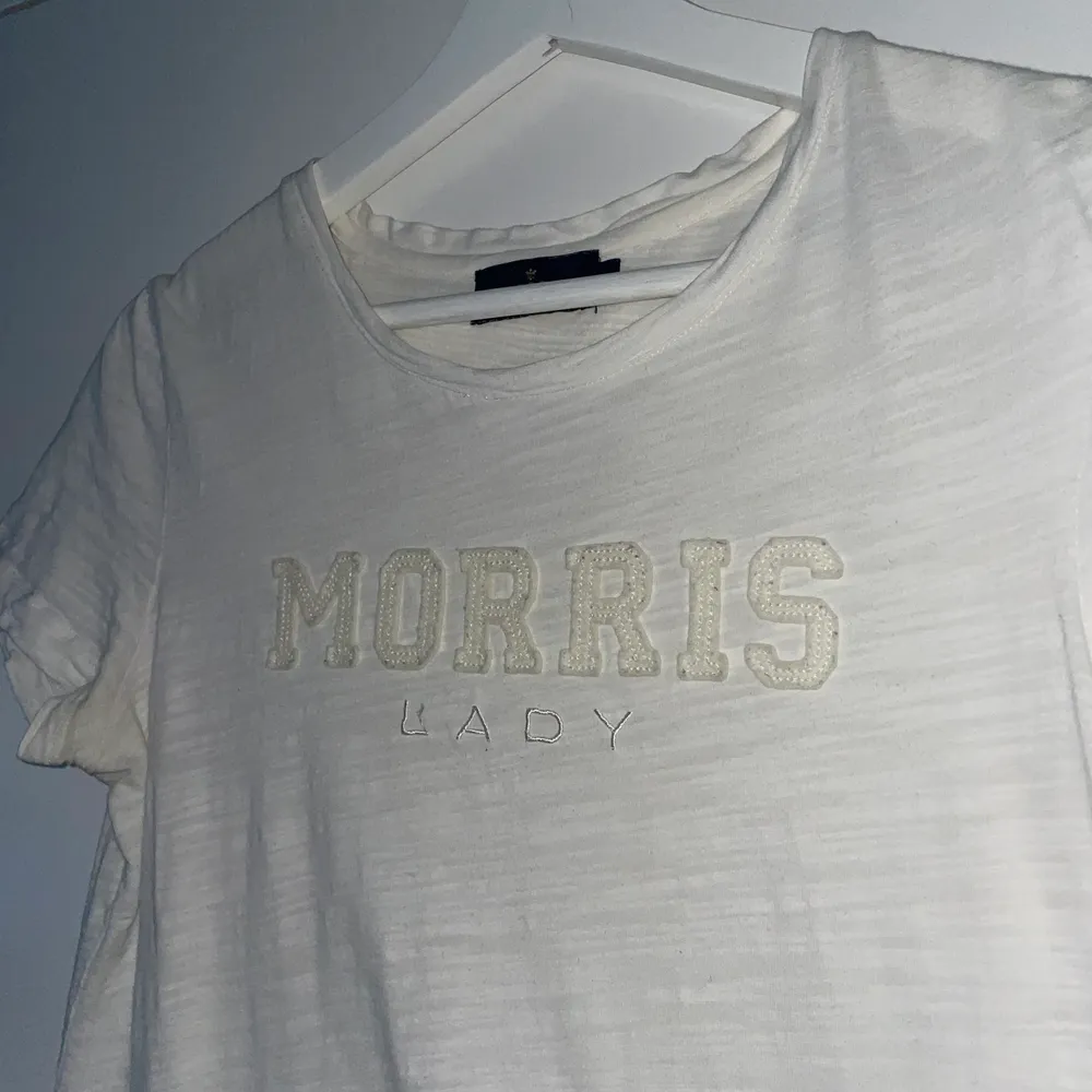 Säljer min superfina Morris t shirt! Storlek S men är stretchig. As fräsch o snygg , väldigt sparsamt använd. Nypris 599. . T-shirts.