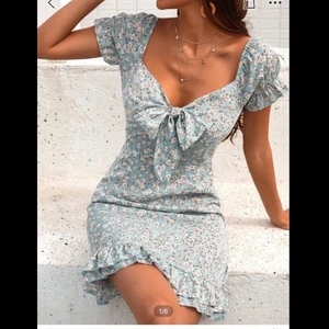 Sommarklänning - En superfin klänning som passar perfekt nu i sommar, den passade tyvärr inte riktigt mig. Säljer för 100kr+frakt, Storlek M. Skriv om ni har frågor eller för fler bilder. 🥰