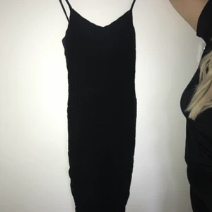 Riktigt snygg tight svart klänning - En tidlös svart klänning med smala axelband som sitter som en smäck. Storlek medium men passar en small. 