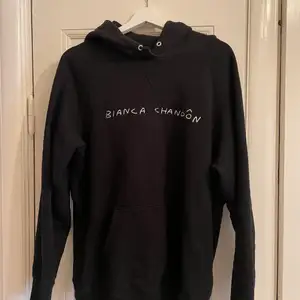 Bianca Chandon hoodie. Skön passform och bra material. 