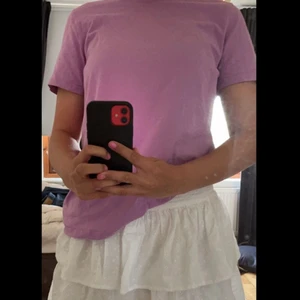 T-shirt - Säljer denna jättesöta rosa-lilla t shirt, köpt på second hand💕💕 storlek M, men passar som S också!!
