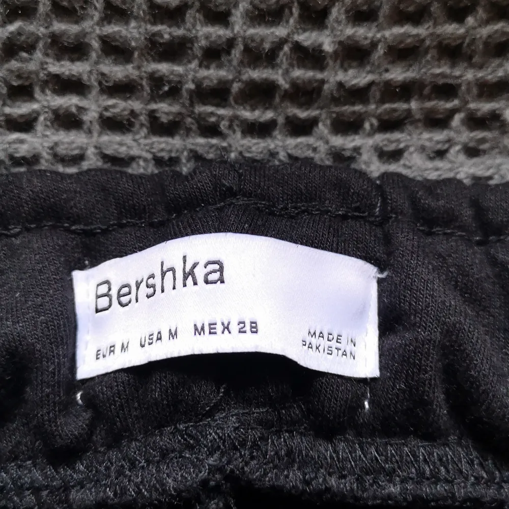 Typ helt nya trendiga sweat shorts från Bershka, svarta med ett litet tryck på sidan. Använda cirka 3 gånger på 4 månader. . Shorts.