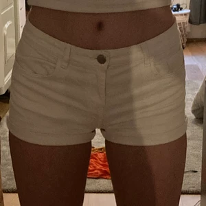 Vita shorts - Vita shorts från h&m. Jätte bekväma!💕