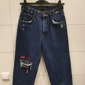 Mom jeans från Zara i storlek 36. Tyvärr har de inte kommit till användning 💙✨ Frakt tillkommer 💕