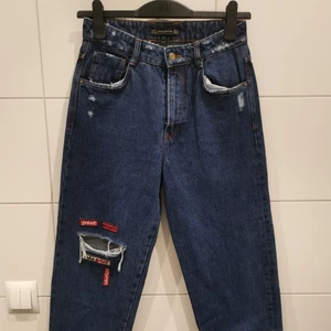 Jeans  - Mom jeans från Zara i storlek 36. Tyvärr har de inte kommit till användning 💙✨ Frakt tillkommer 💕