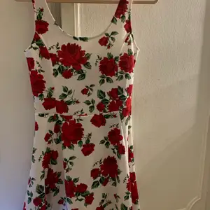 En jättefin blommig klänning. Älskar den men tyvärr inte min stil och lite för stor💋 köpare står för frakt! (Har skrivit att det kostar 0kr men har inte kollat upp det än men kommer göra det inom snar framtid!!!) 