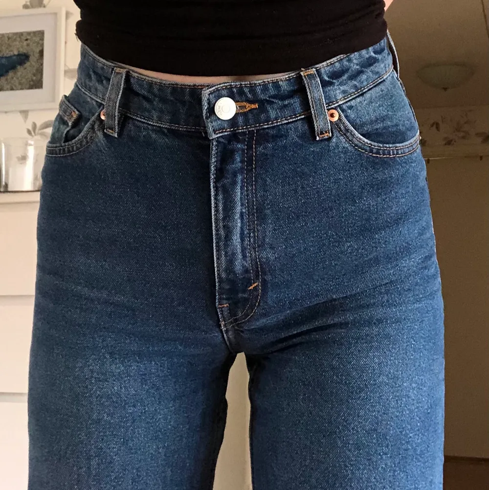 - Monki jeans, marinblåa - storlek 26 (XS/S) - Använda några gånger men bra kvalitet. - Jag är 175 cm.  - Frakt 66kr - Betalning via swish.. Jeans & Byxor.