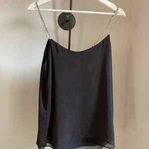 Party top - Älskar denna lilla godingen som glittrar till på dansgolvet! Storlek 40 men har själv 36/38 och den har alltid passat.