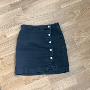 Svart jeanskjol från NA-KD - Det är en svart jeanskjol i storlek 34, inte använd särskilts mycket. Frakt tillkommer