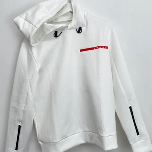 Double Tec Jersey Hoodie - Hoodie från PRADA storlek M passar L, har aldrig använt den, den är ny som ni ser, släpper den billigt, orginal priset köptes för10.300kr  Priset kan diskuteras!